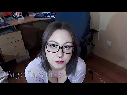 ❤️ 眼鏡をかけたセクシーな少女がカメラに向かってディルドを深くしゃぶる ☑ 上質ポルノ ❌️